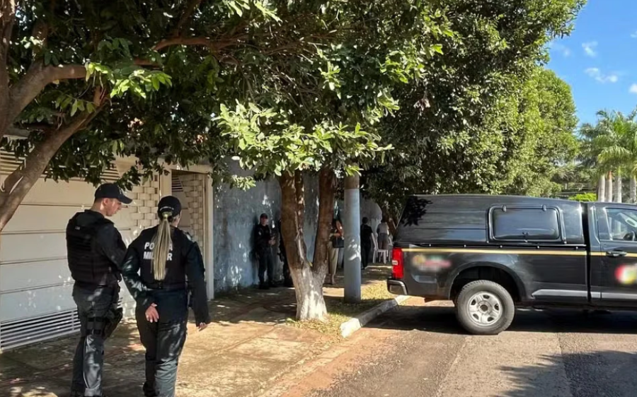 Filho encontra pais mortos dentro de casa; pol&iacute;cia investiga feminic&iacute;dio
