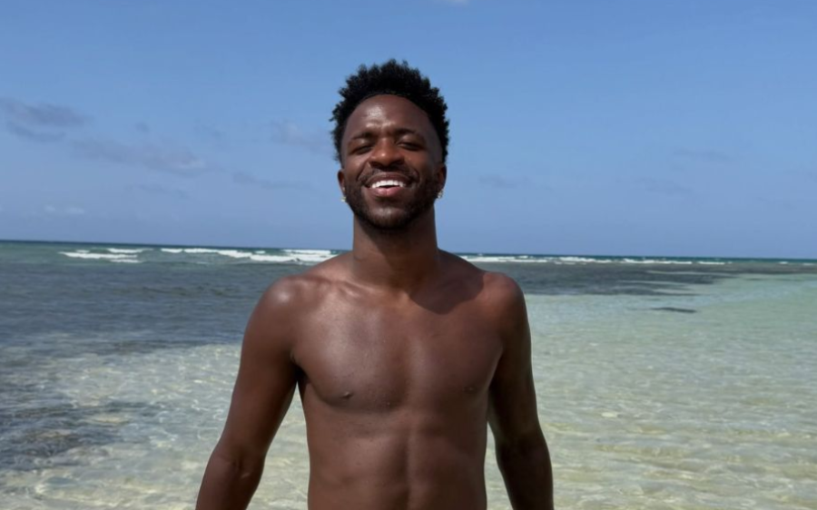 Vini Jr abre álbum de fotos na Jamaica e mostra imagem romântica com Virginia Fonseca