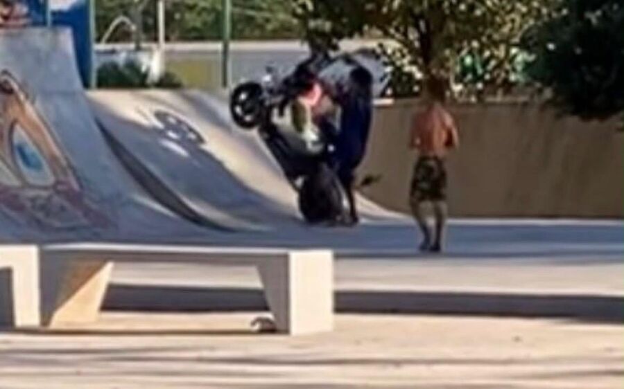 Pista de skate rec&eacute;m-inaugurada em Coxim vira palco para manobras com bicicleta el&eacute;trica 