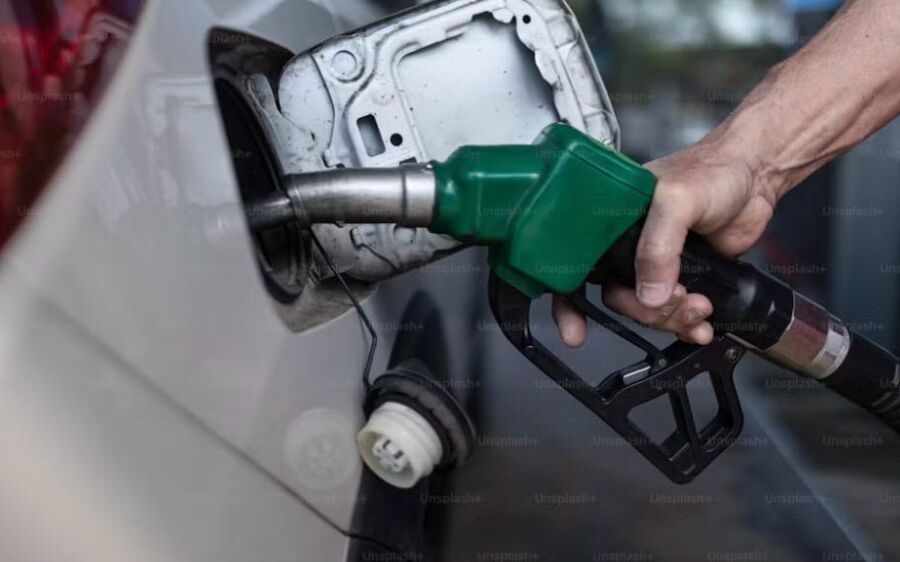 Gasolina terá mais etanol na mistura após decisão do governo; medida busca reduzir importações