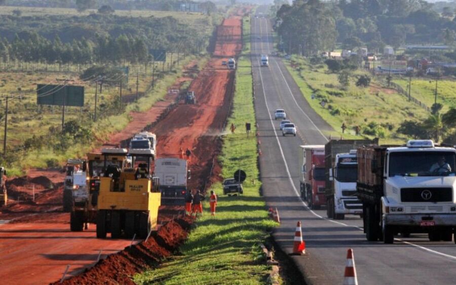Obras na BR-163 exigem atenção de motoristas em trecho de Coxim nesta sexta-feira