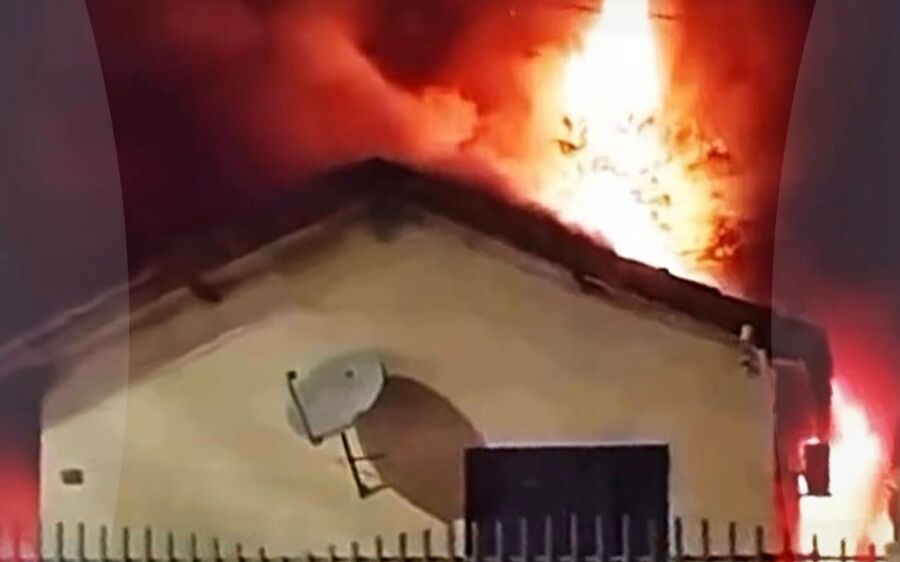 Incêndio de grandes proporções atinge residência no bairro Senhor Divino em Coxim