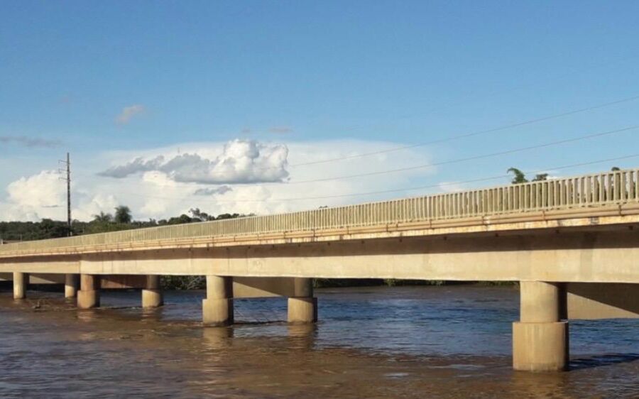 Brincadeira ou perigo? crianças pulando da ponte sobre o Rio Taquari acende alerta em Coxim