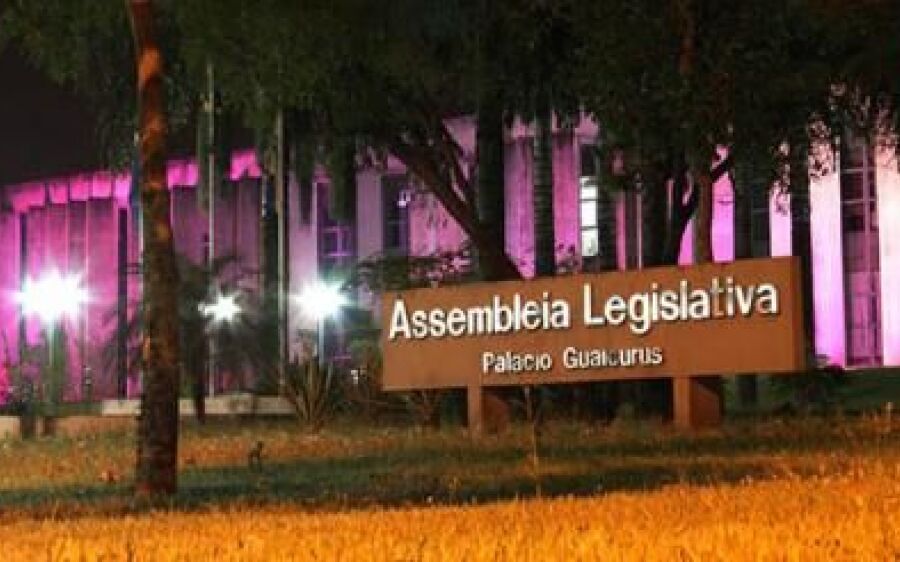 Prédios e monumentos estão iluminados com cor rosa