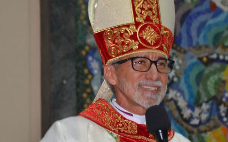 A Trindade - A Solenidade da TRINDADE é um convite para contemplar Deus que é AMOR e vive em comunhão de pessoas e nos convida a participar da vida íntima de Deus. - Batizai-os em nome do Pai, e do Filho, e do Espírito Santo. Conclusão do Evangelho de Jes