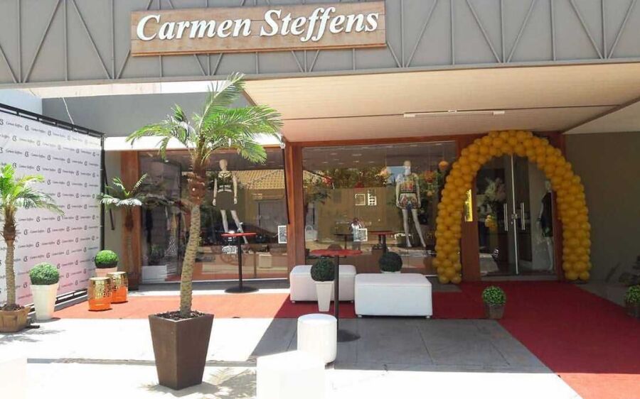 Carmen Steffens  comemora 1º aniversário da loja  em Coxim