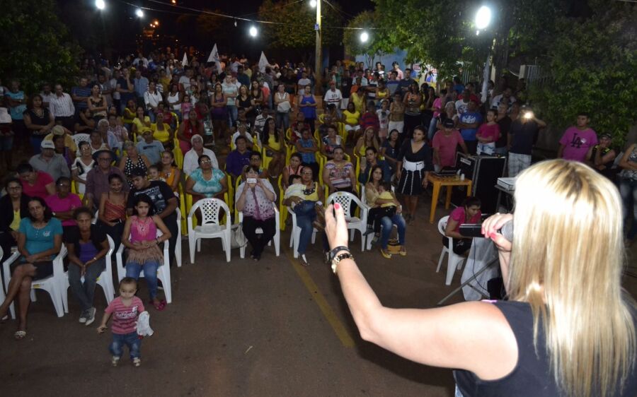Clarice percorre bairros, conquista corações e transforma reuniões em comícios