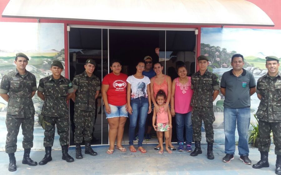 Doação de alimentos do 47 BI para a campanha 
