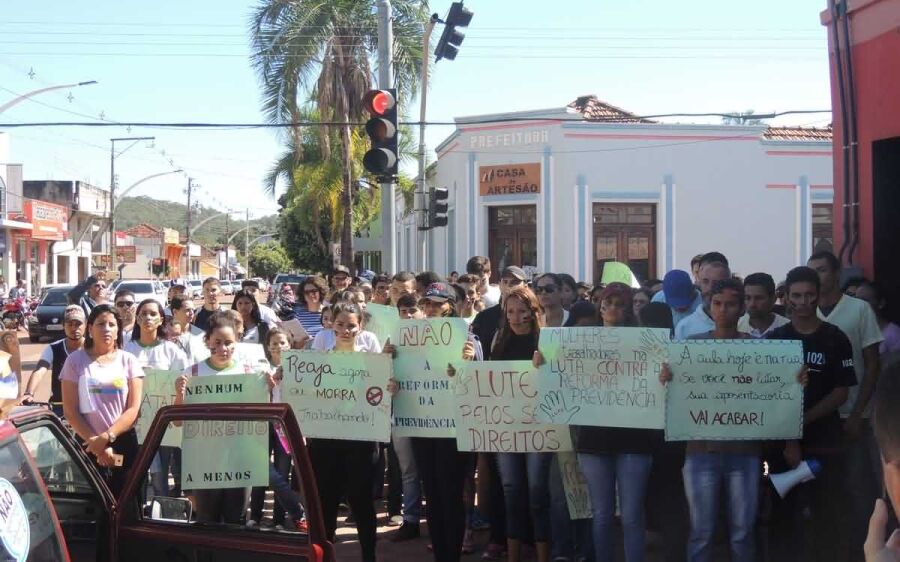 Protestos contra as reformas do Governo Federal ganham força em Coxim