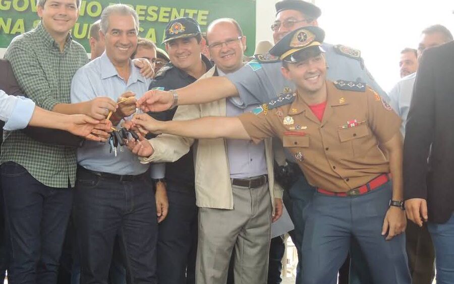 Governador visita obras e entrega viaturas em Coxim