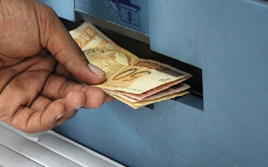 Salário dos 75 mil servidores de MS está disponível para saque