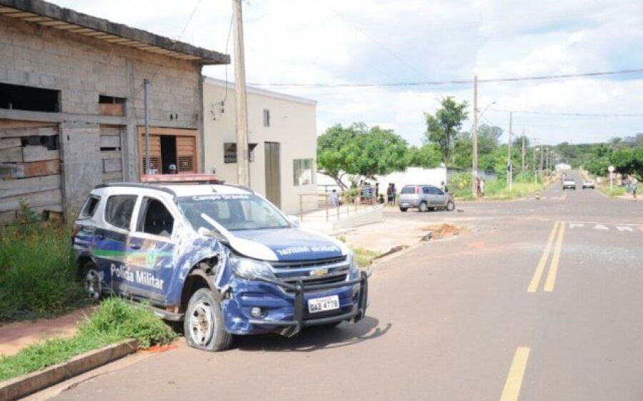 Viatura da PM causa acidente e capota durante perseguição a dupla em moto