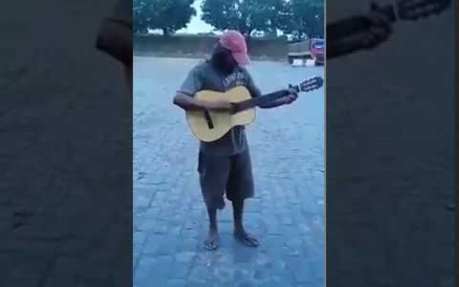 Homem tocando violão
