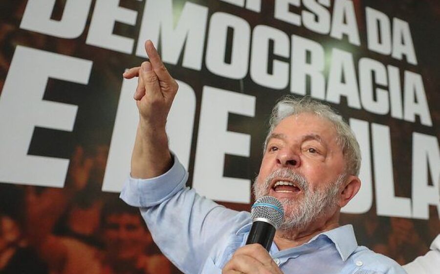 Um dia após condenação, PT confirma pré-candidatura de Lula à presidência