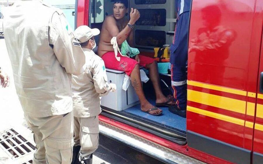 Homem é levado ao hospital com pedaço de faca cravado nas costas 