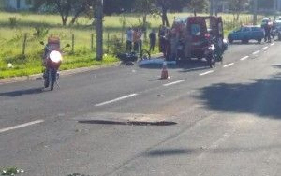 Motociclista morre depois de passar em buraco e bater em poste na Capital