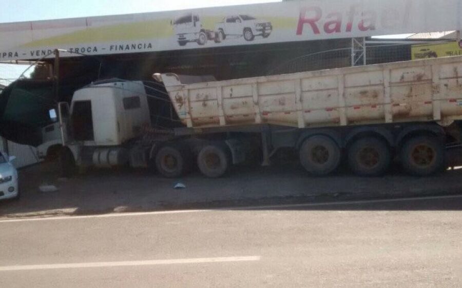Carreta sem freios invade garagem e danifica veículos na BR-163