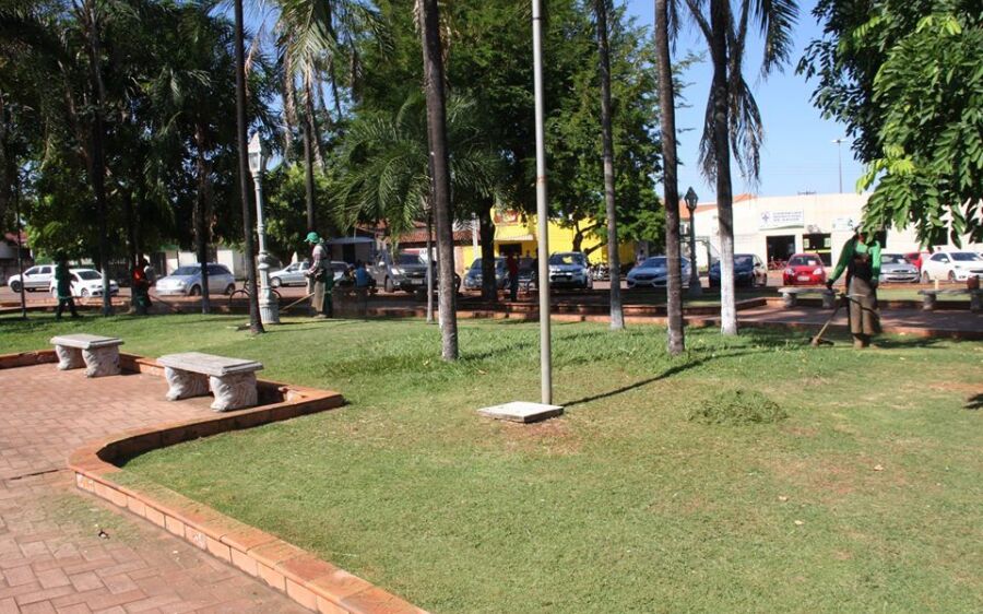 Praças e canteiros da área  central estão sendo revitalizados
