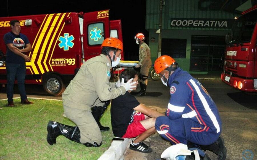 Batida entre motocicletas deixa um jovem ferido em avenida de Coxim