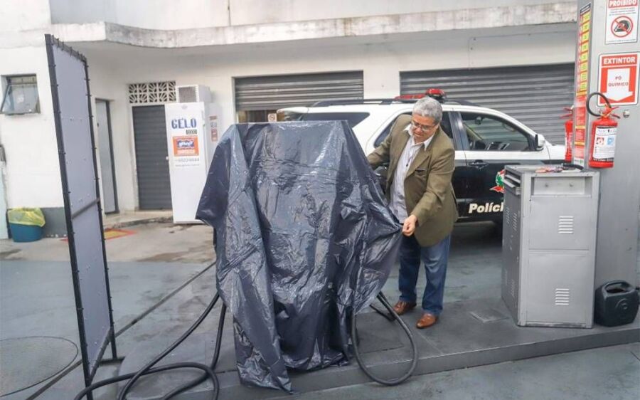 Operação fecha postos que fraudavam venda de gasolina em SP