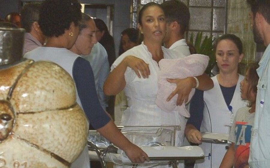 IVETE SANGALO DEIXA MATERNIDADE COM DANIEL CADY E GÊMEAS