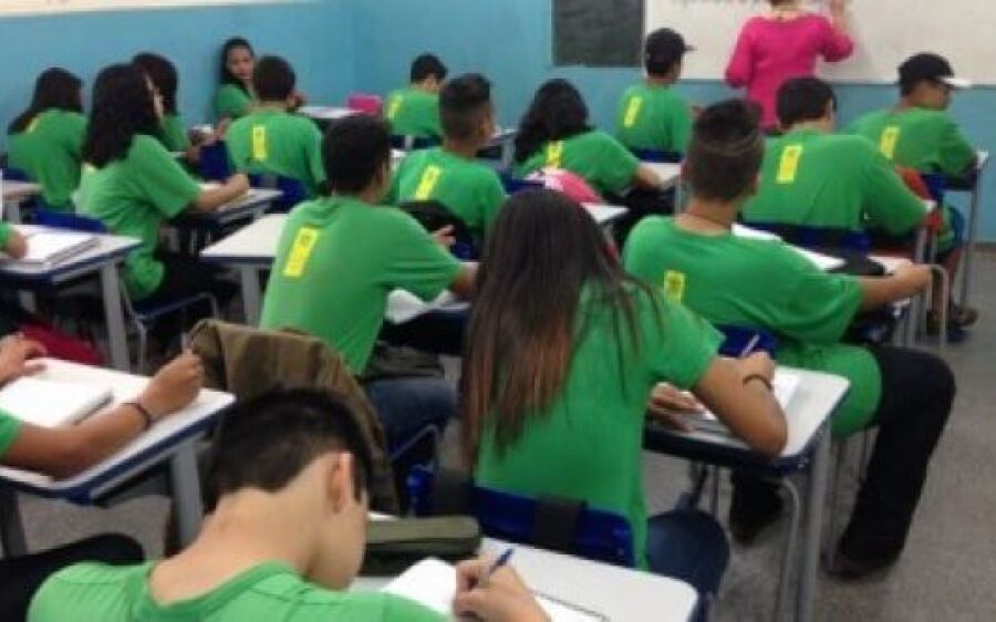 Sem concurso, Estado incha  rede com professores temporários