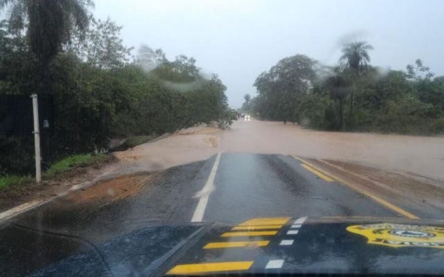 Rio transborda, invade trecho da BR-262 e provoca congestionamento