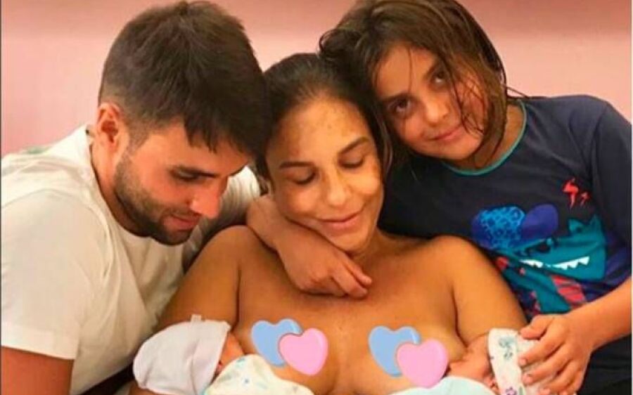 Ivete amamenta gêmeas: 
