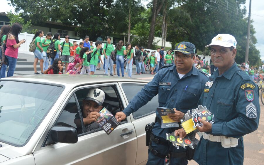 PM realiza blitz  educativa 