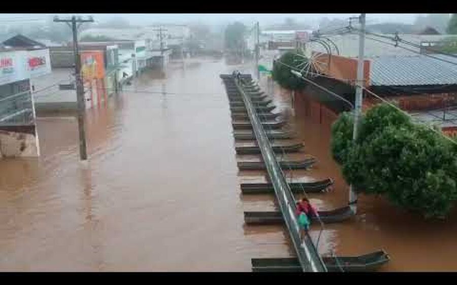 Batalhão de Engenharia em Aquidauana monta ponte passadeira por conta da cheia do rio