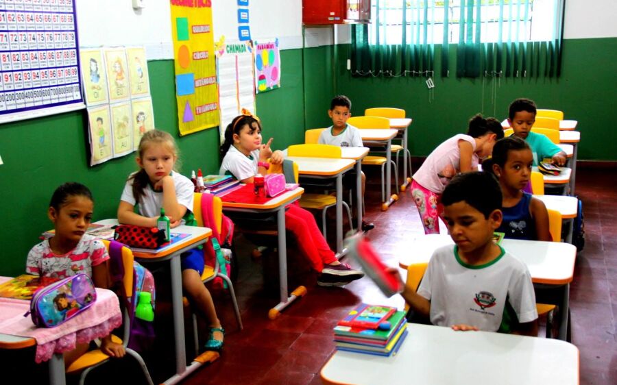 Volta às aulas mobilizou cerca de 1,8 mil alunos em cinco escolas e CEIs