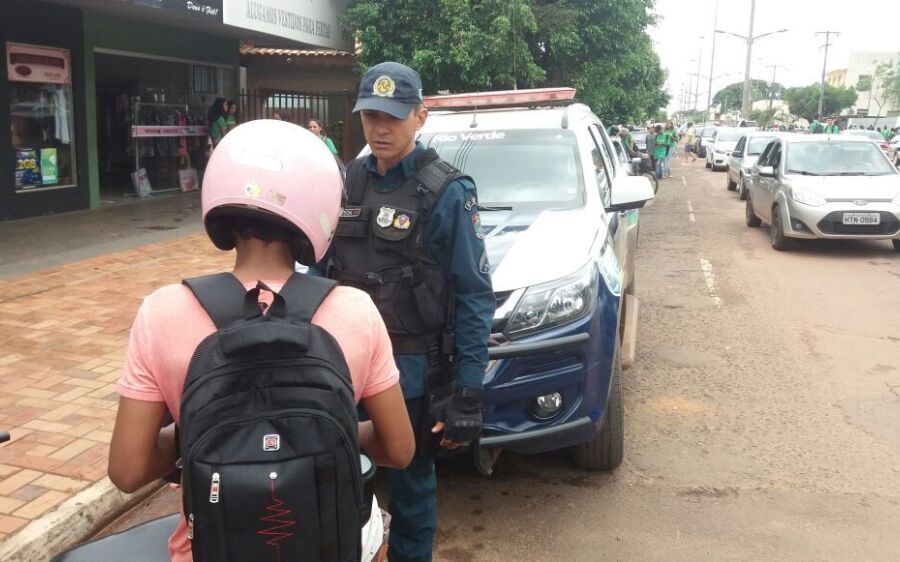 Polícia Militar realiza blitz educativa de volta as aulas em Rio Verde e Alcinópolis