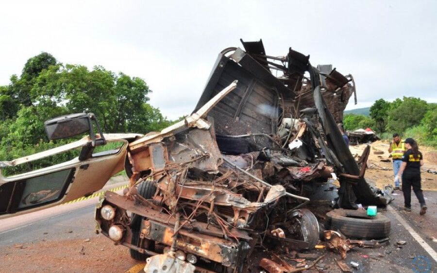 Colisão frontal entre carretas deixa um morto na BR-163