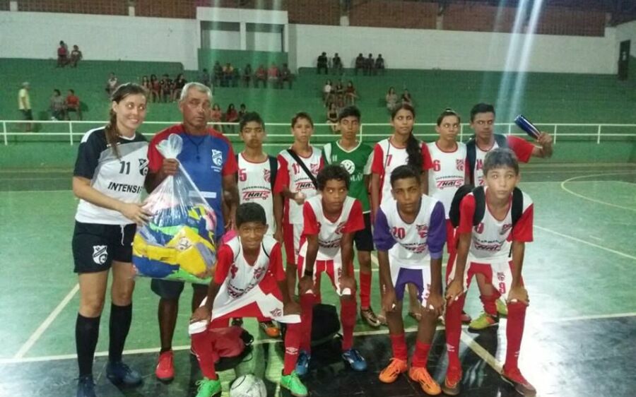 Escolinha Dois irmãos recebe  material esportivo