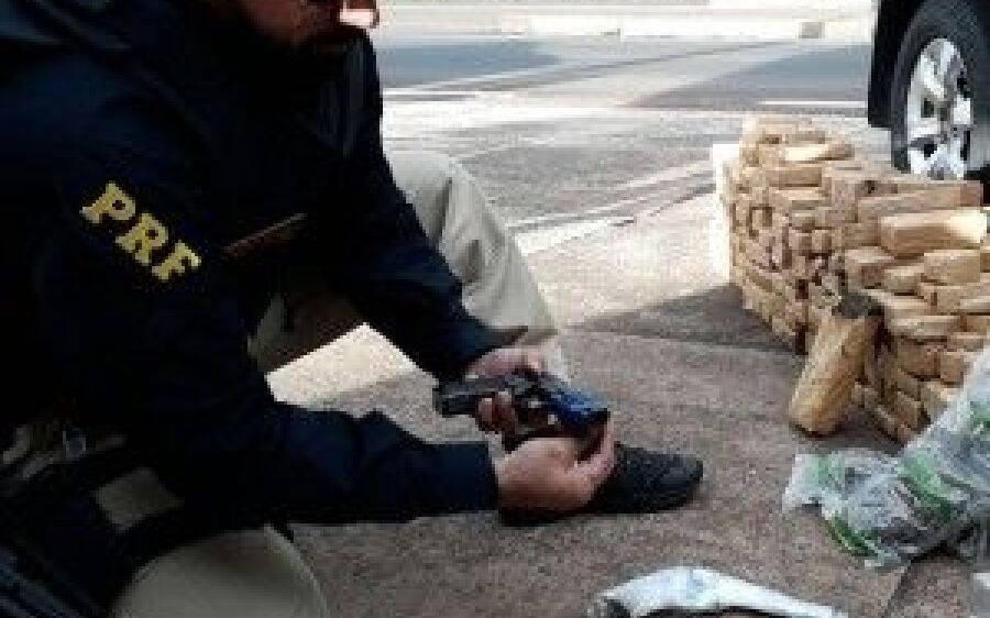 PRF apreende 429 quilos de maconha e arsenal que seguiam para o Rio de Janeiro