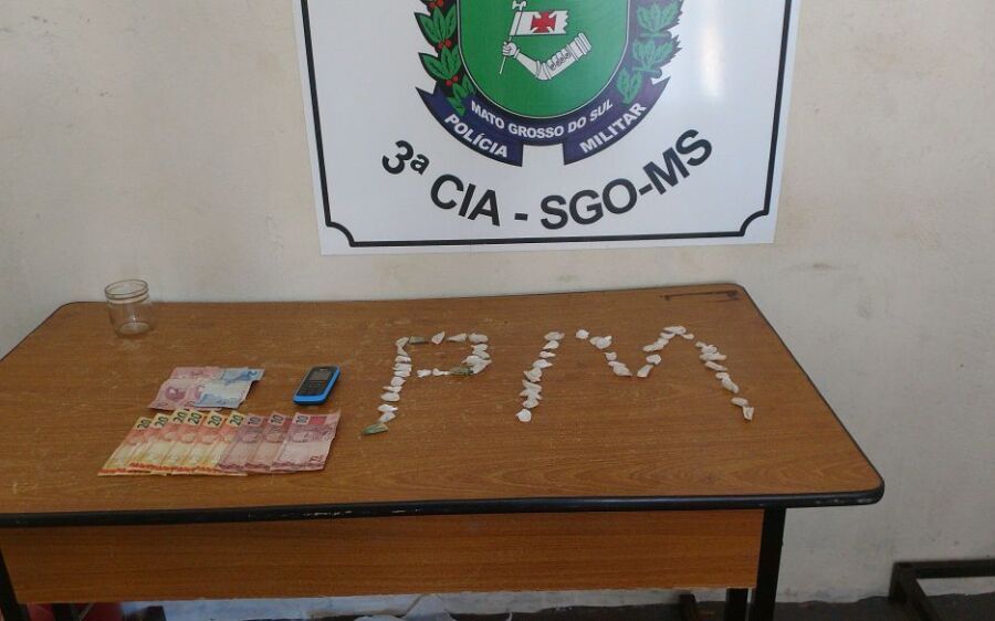 Polícia Militar prende autores de tráfico de drogas e apreende 56 paradinhas e dinheiro 
