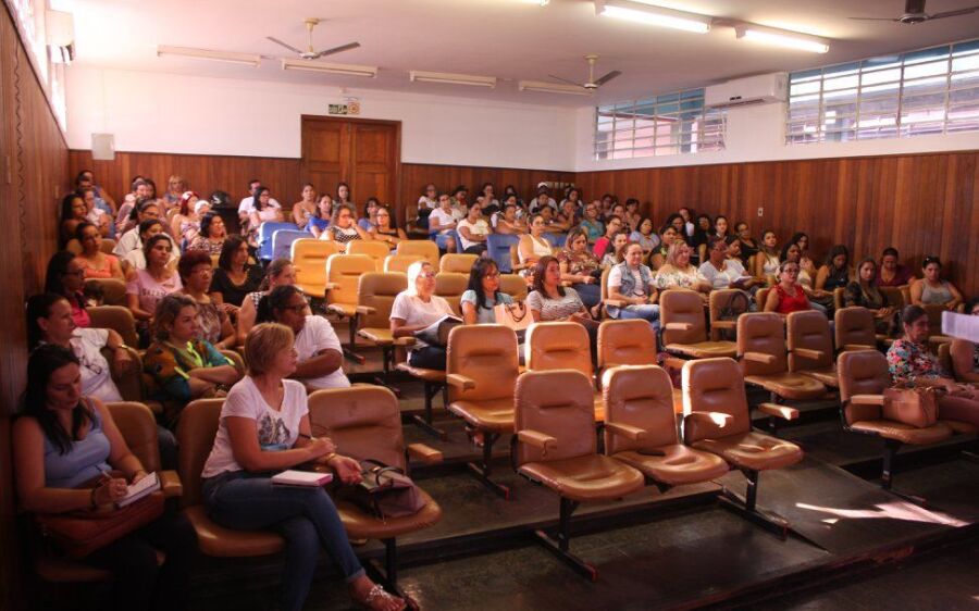 Reunião define implementação da Base Nacional Comum Curricular