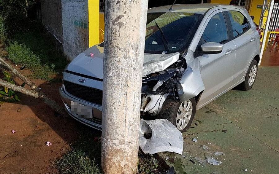 Motorista desaparece após carro colidir contra poste em Coxim  
