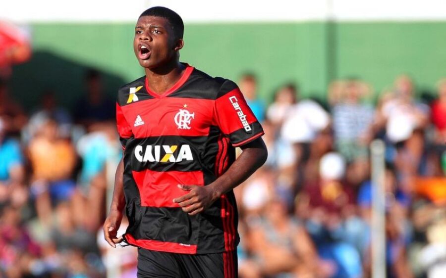 Flamengo acerta bases e renova com Lincoln com multa de R$ 200 milhões