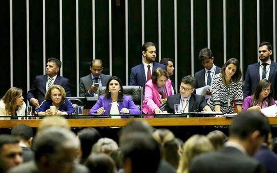 Câmara aprova crime de  importunação sexual e aumenta pena para estupro coletivo