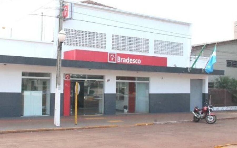 Bandidos abrem buraco na parede para tentar arrombar cofre de agência