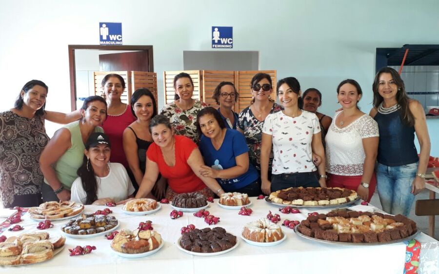 Mulheres são homenageadas e recebem alimentos e  roupas
