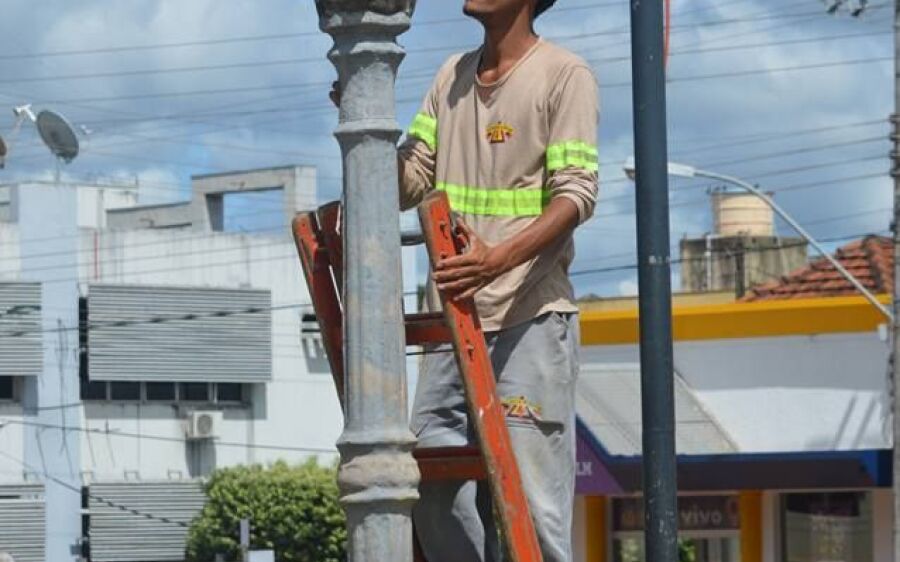 Prefeitura revitaliza sistema de iluminação em praças e ruas