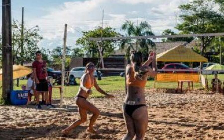 Famílias coxinenses prestigiam Circuito Norte de Vôlei de Praia
