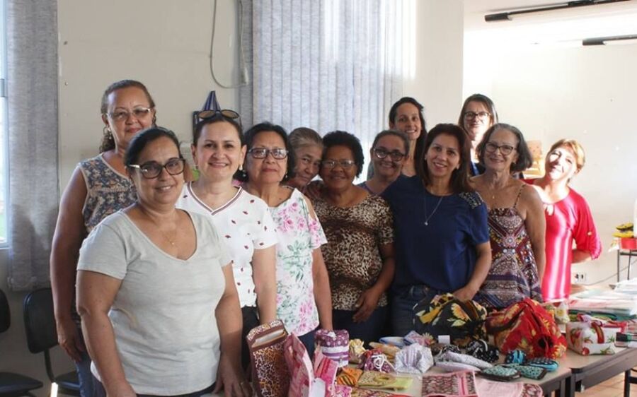 Artesões produzem peças  que retratam a cultura   pantaneira do município    