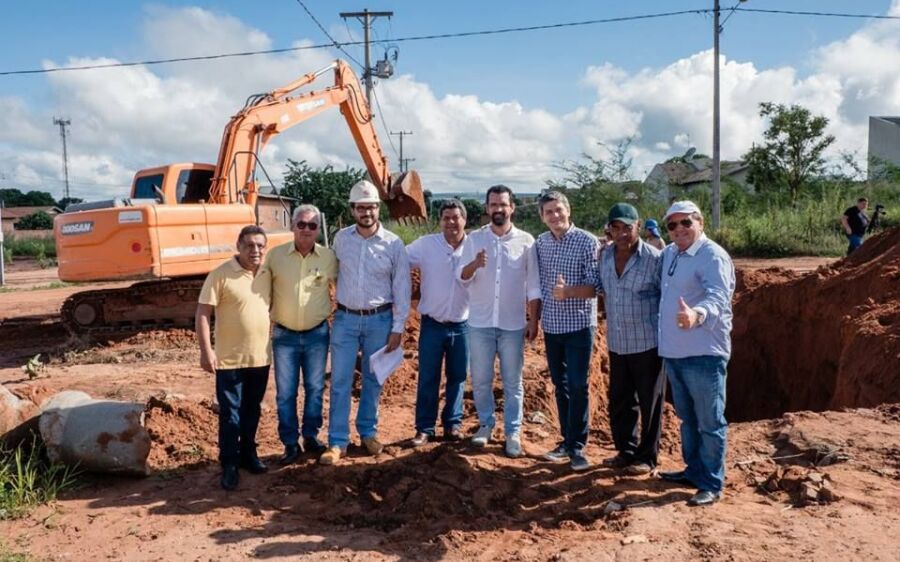 Aluizio vistoria obras do Conjunto Taquari II em Coxim