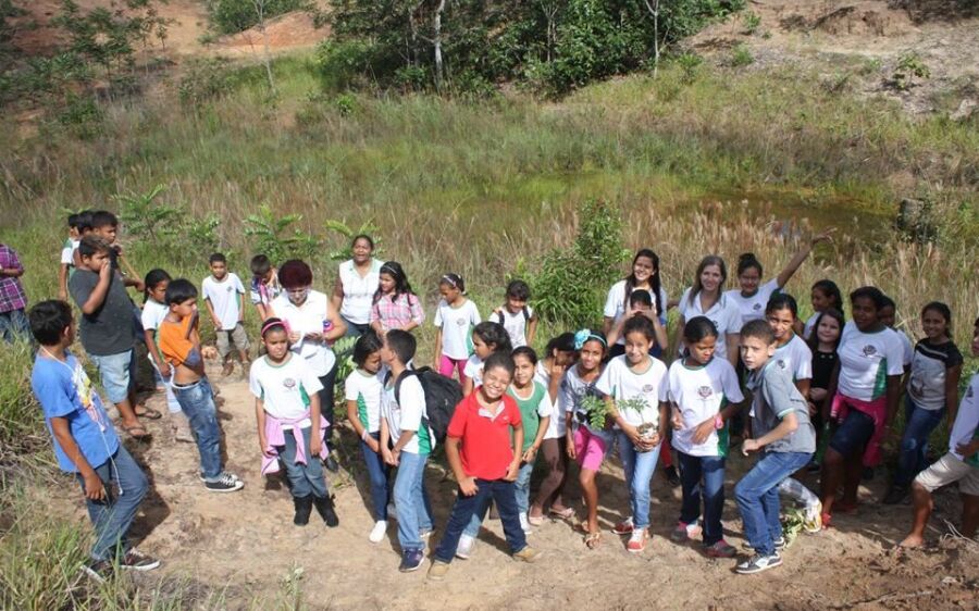 Visita de alunos à nascente marca Dia Mundial da Água em Rio Verde