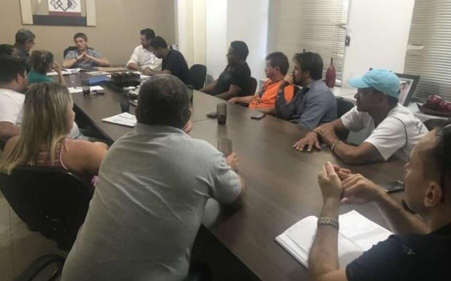 Prefeito e vereadores negociam reajuste dos servidores com sindicato