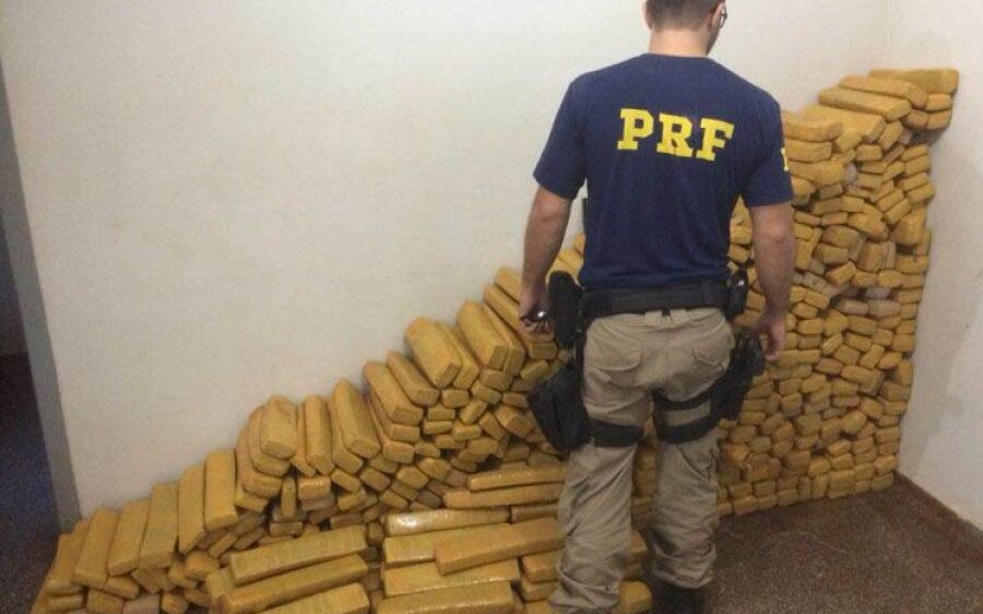 PRF apreende carro roubado com 460 quilos de maconha em São Gabriel
