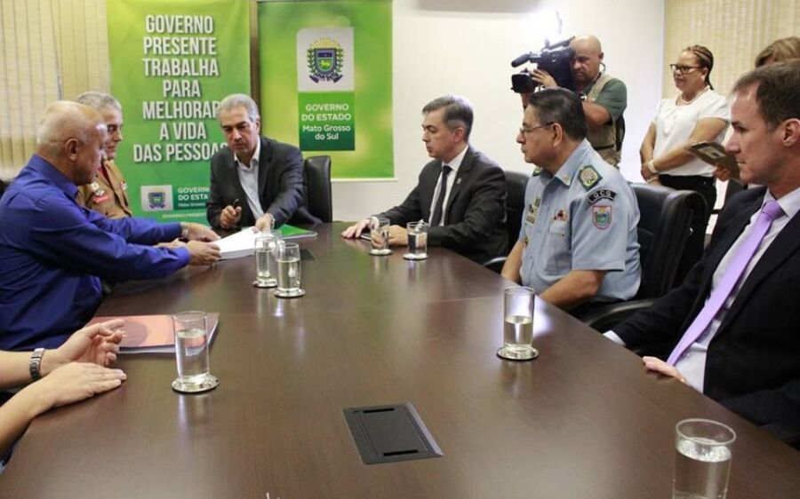 Governador assina  decreto de concurso da PM e Corpo de Bombeiros